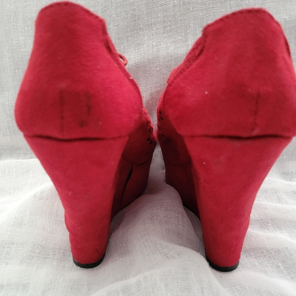 Red Platforms - Picture 3 of 4